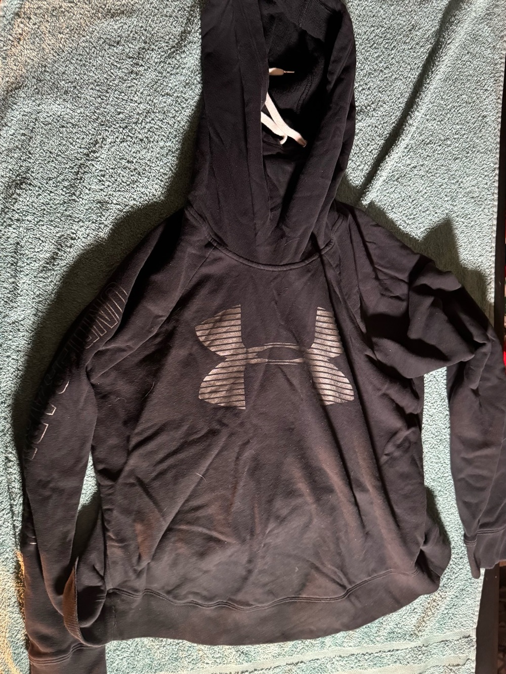 Under Armour Black Pullover Hoodie Metallic Logo Sleeve‎ Graphic Mens Small